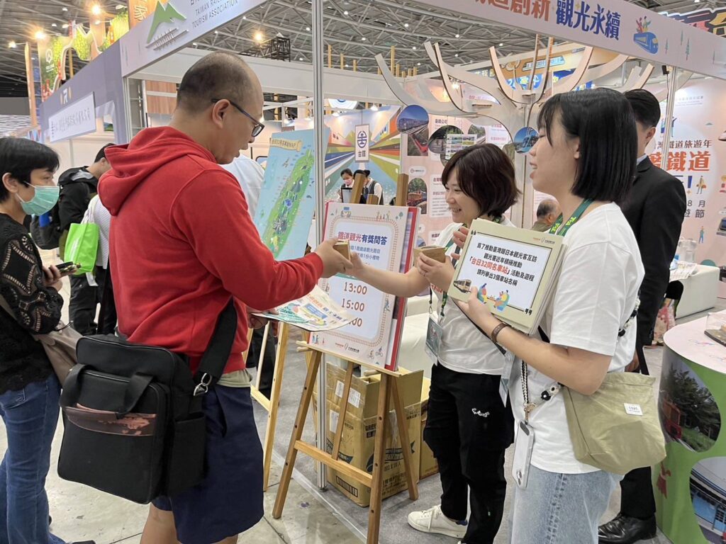 ▲台灣鐡道觀光協會參加旅展,現場擠滿參觀人潮。(圖/台鐵公司 提供)