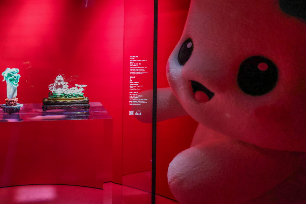 故宮吉祥物小翠與正在「大美不言」特展展出中的翠玉白菜合影。(圖/故宮提供)