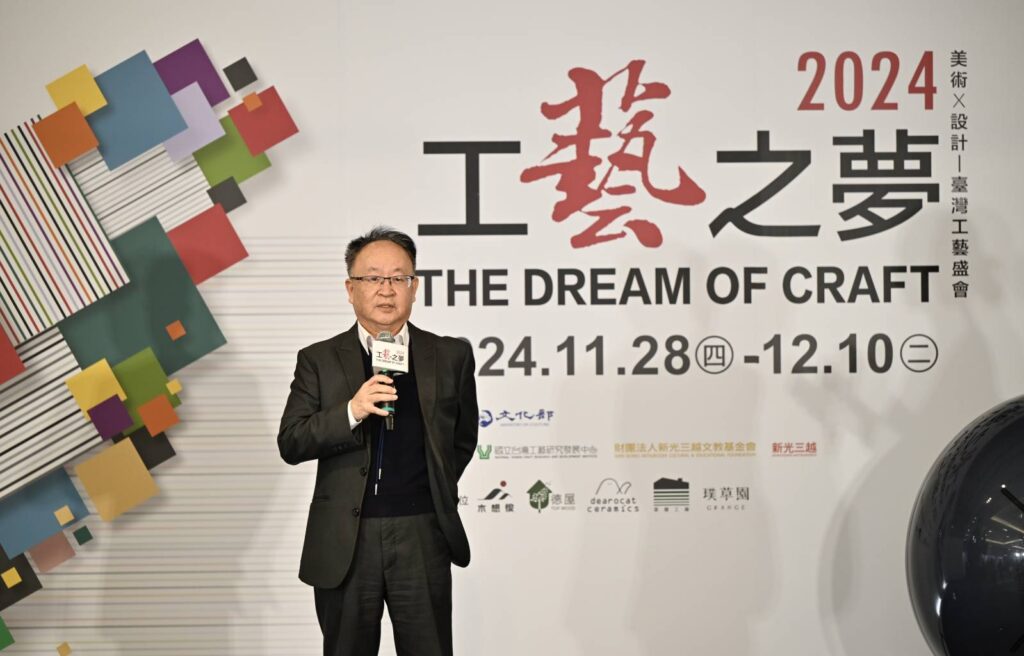 ▲工藝中心副主任江瑞燐致詞時表達對得獎藝師的道賀,並對特展給予正面的肯定。(記者 辛澎祥/攝)