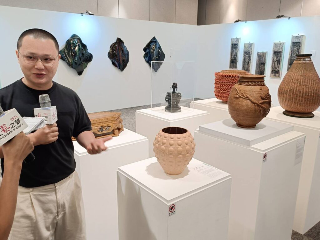 ▲臺灣知名工藝家在所創作的工藝品所呈現的特質,藉由特展展現共融永續的精神。(記者 辛澎祥/攝)