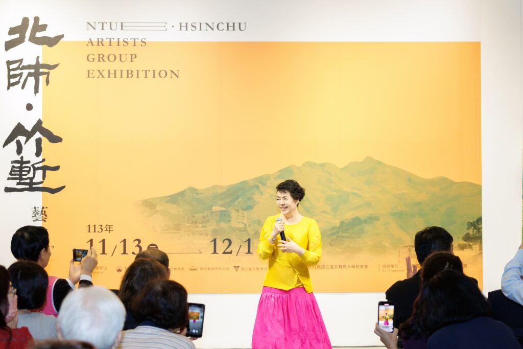 ▲知名國際聲樂家簡文秀教授在展覽開幕式上高唱,並向參展藝術家道賀,以歌聲表達加油助力。(圖/億光文化基金會 提供)