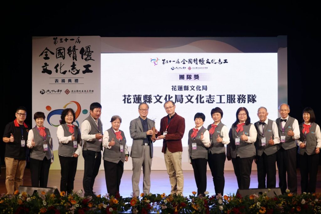 ▲獲獎單位的花蓮縣文化局文化志工服務隊與文化部長李遠（左六）合影留念。（圖/文化部 提供）