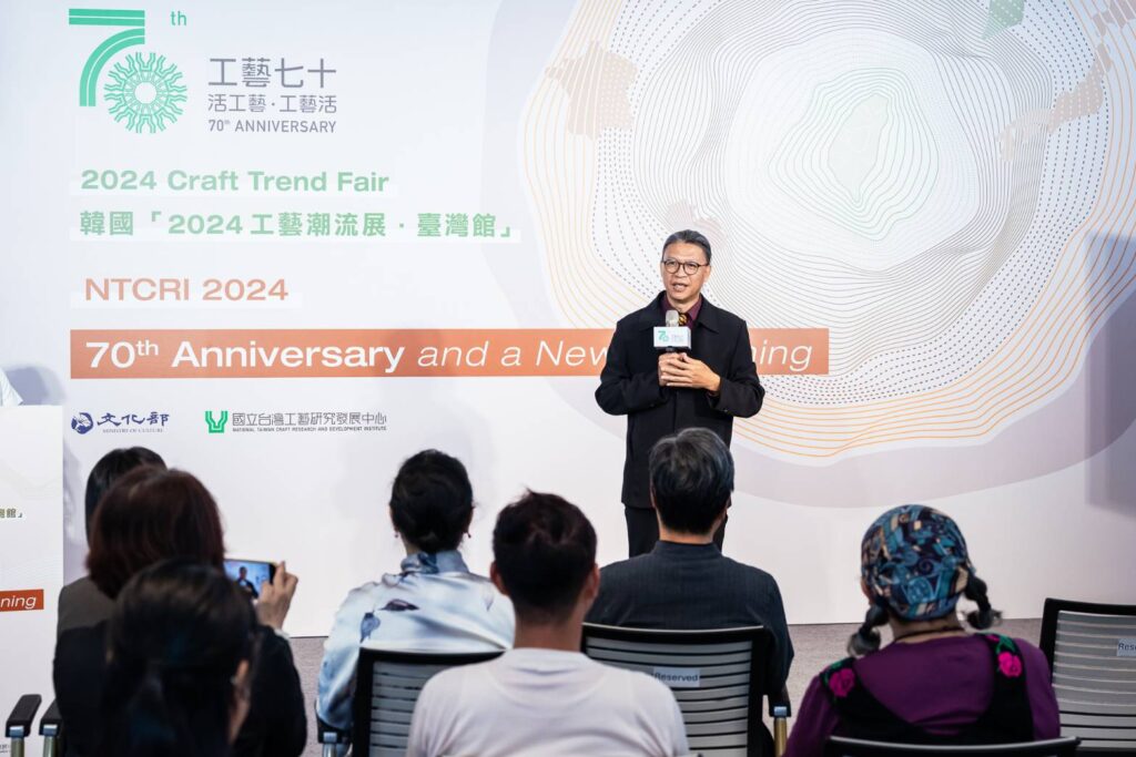 ▲工藝中心主任陳殿禮致詞時表達對以臺灣館形式參與工藝潮流展的重視。（圖/工藝中心 提供）