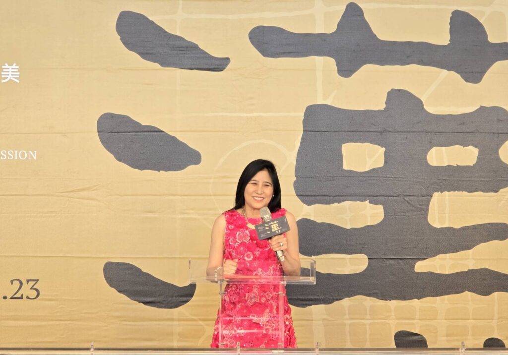 ▲漢寶德的女兒漢可凡回憶小時候跟隨父親在故宮嬉戲遊完的趣事，並強調這次特展圓了父親的夢。（記者 辛澎祥/攝）