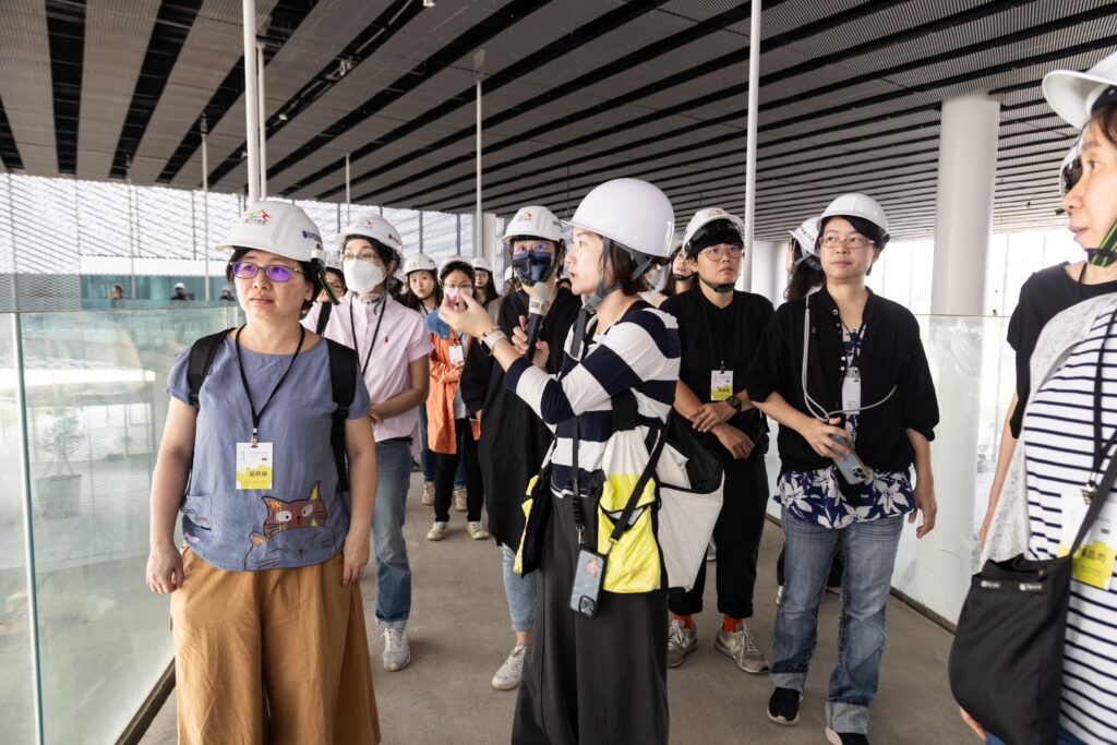 由SANAA駐地設計師帶領教師實地參訪施工中的綠美圖。（圖/中美館提供）