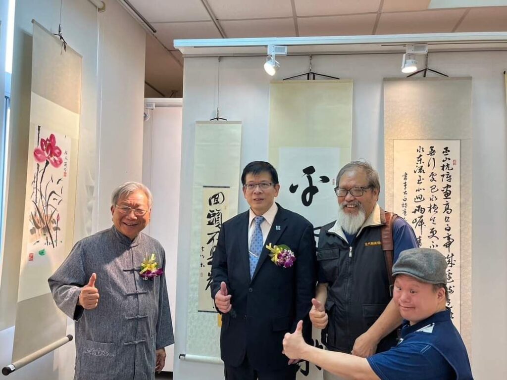 ▲林永發教授（左）為貴賓作品導覽後合影。（圖/國立金門大學李奇茂美術館 提供）