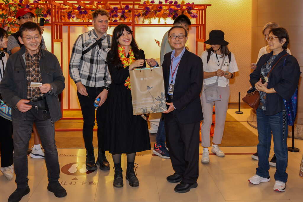 故宮徐孝德主任祕書親自致贈來自德國的Schiwietz夫婦紀念品。(圖/故宮提供)