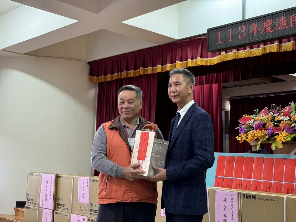 萬里區漁會理事長林榮欽（右）頒發全國優秀漁民獎予萬里區漁民方富卿。（圖/新北市農業局提供）