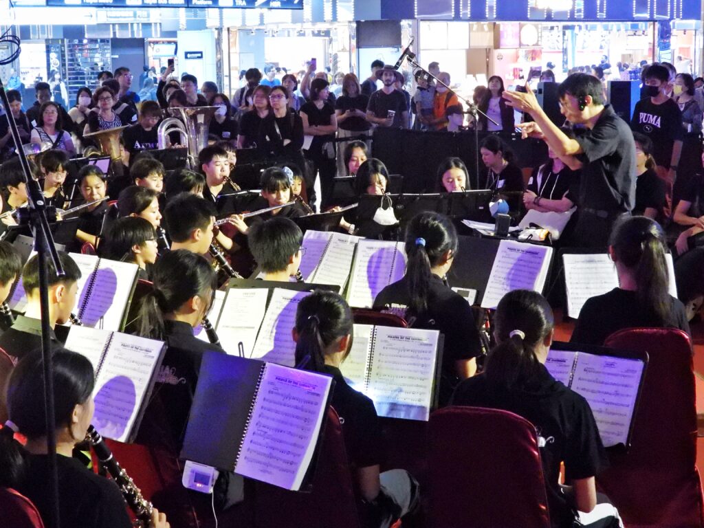 ▲音樂表演節目炒熱耶誕節氣氛。（圖/臺鐵公司 提供）
