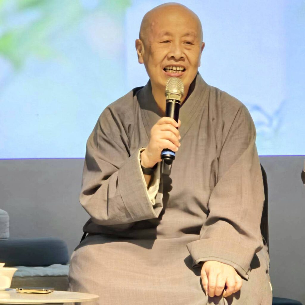 ▲寬謙法師認為，屬於大師級的藝術生命，歷經一次次的突破與創新，才能清楚與完整的表達自己，拾得法師的抄經就是深入了她內在的意境。（記者 辛澎祥/攝）