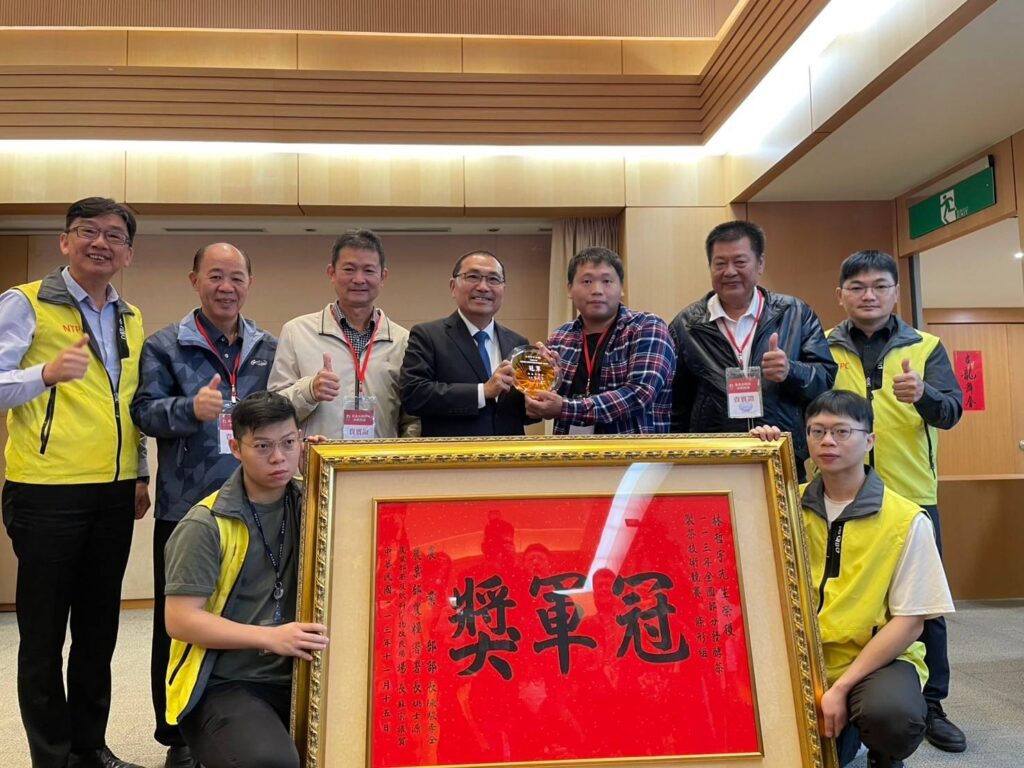 ▲侯友宜市長（中）與全國製茶技術競賽獲冠軍獎個人得獎者單位合影。（圖/新北市農業局 提供）