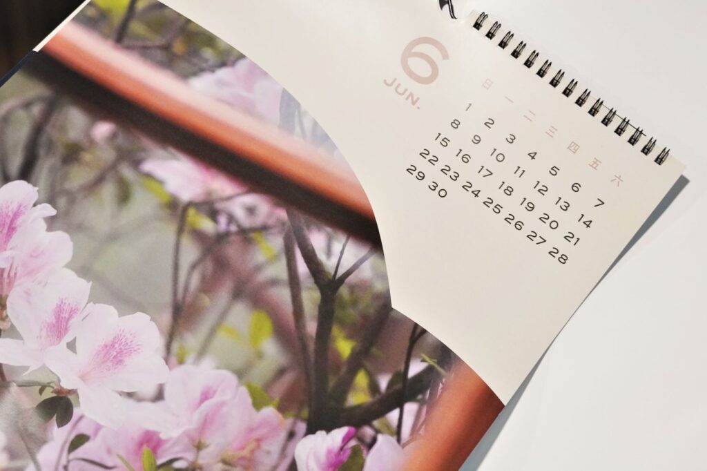 今年特別收錄各式杜鵑實景照，推出2025萬金杜鵑年曆線上免費送。（圖/農業局提供）
