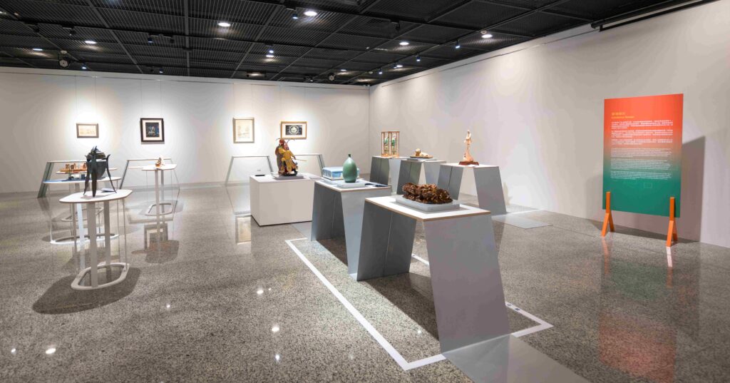 展覽以「風采」為題，呈現彰化地區代表性的木雕、粧佛工藝和錫工藝。（圖/工藝中心提供）