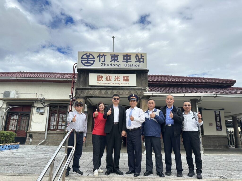 ▲臺鐵公司高層與竹東站管理人員在廣場合影留念。（圖/臺鐵公司 提供）