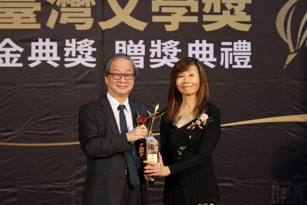 ▲文化部長李遠（左）贈獎給得獎人平路，兩人開心合影留念。（圖/文化部 提供）
