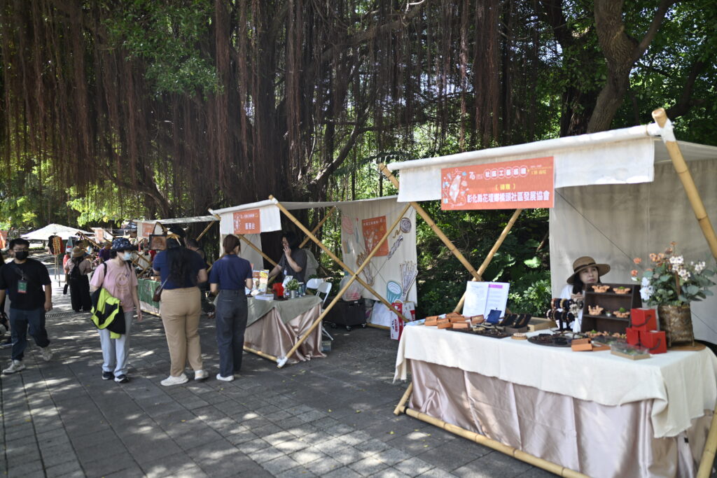 開幕當天搭配社區工藝市集共同展出。(圖/工藝中心提供)