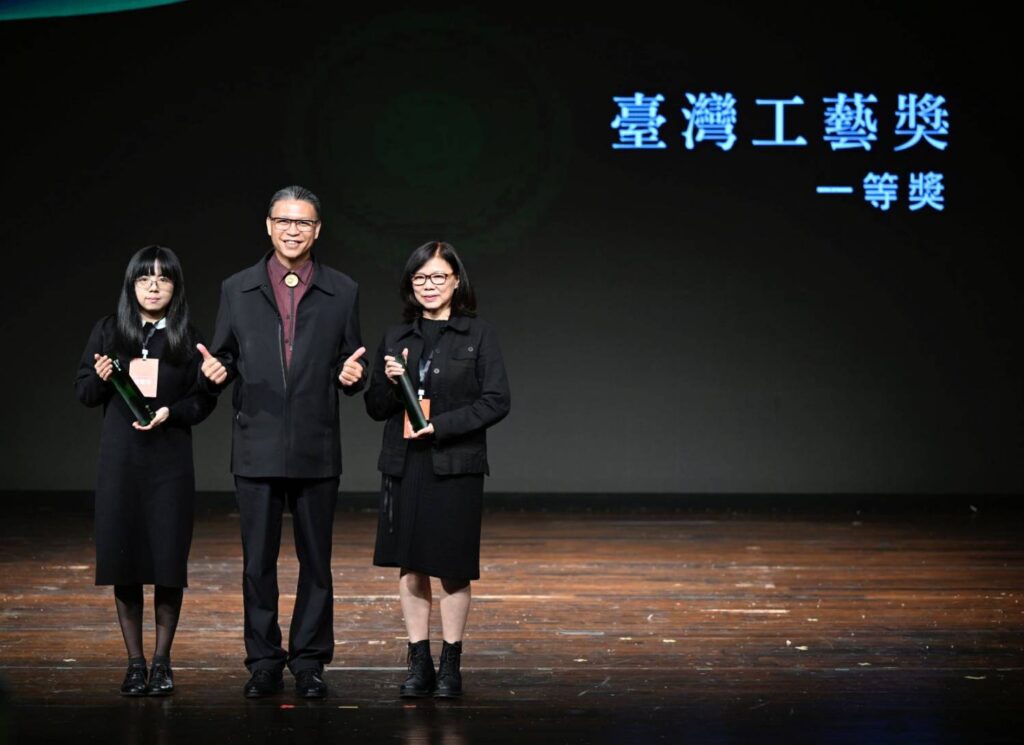 ▲工藝中心主任陳殿禮(中)頒贈一等獎獎座,與得獎人合影留念。(記者 辛澎祥/攝)