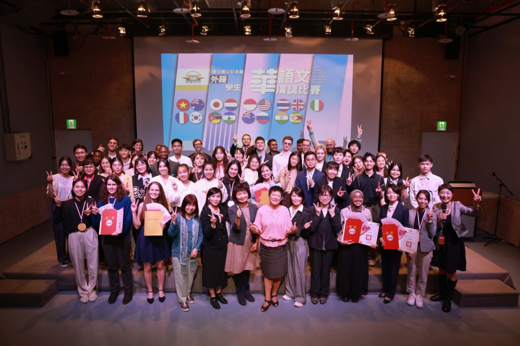「2024外籍學生華語文演講比賽」國父紀念館副館長楊同慧(中)與參賽學生合影 。（圖//國父紀念館提供）