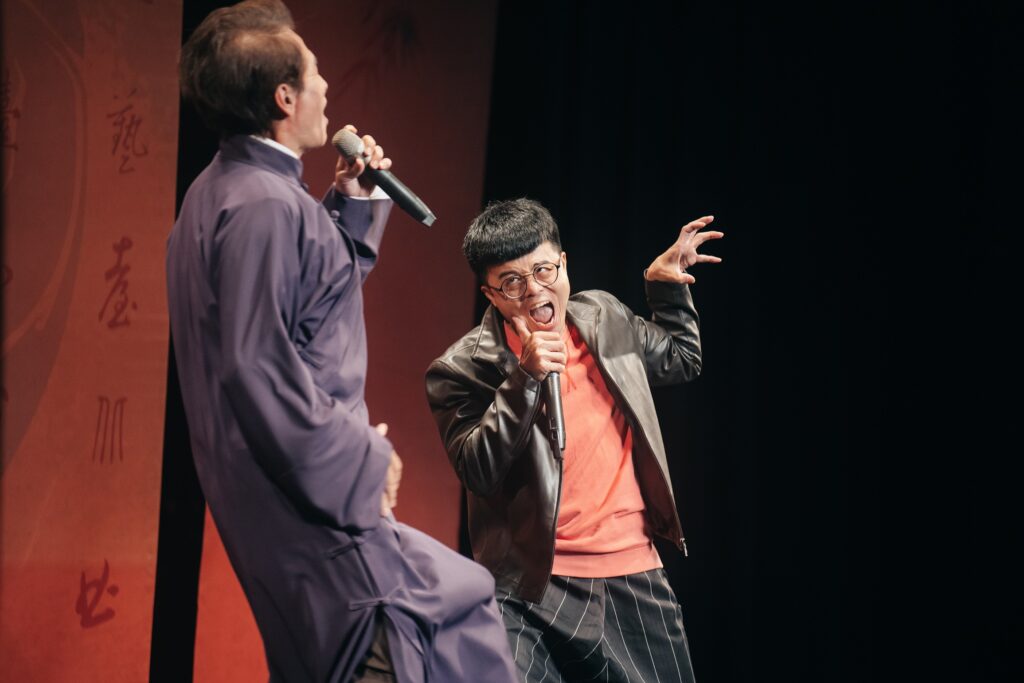 台北曲藝團派出兩代口技霸主，以新潮觀點混搭傳統功底，帶來貼近時勢、喜感爆棚的《相聲綻逗》庄頭限定版。（圖/文化部提供）