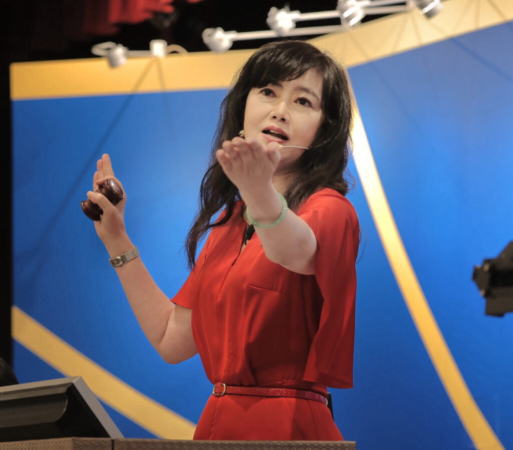 ▲拍賣官游文玫拍賣執槌實況。(圖/帝圖藝術提供)
