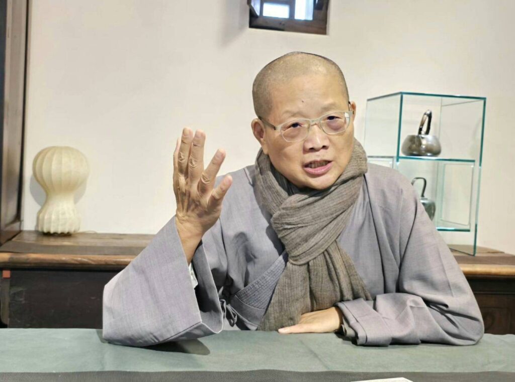 ▲拾得法師細述她在佛法與藝術領域的體悟，在這次的展覽中呈現畫境與心境的沈靜與質美，延伸出作品意象的創見。（記者 辛澎祥/攝）