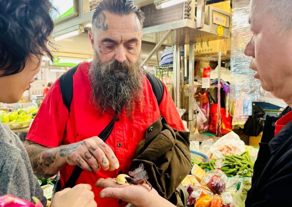 ▲Arno Coenen 與環南市場菜販表達他的專注與樂趣所在。（圖/臺北市文化局 提供）