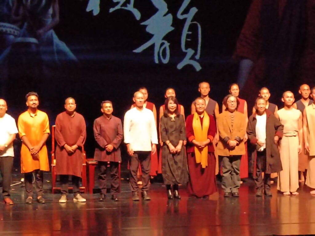▲蒙藏文化中心與優人神鼓演出團隊開心合影留念。（記者 辛澎祥/攝）