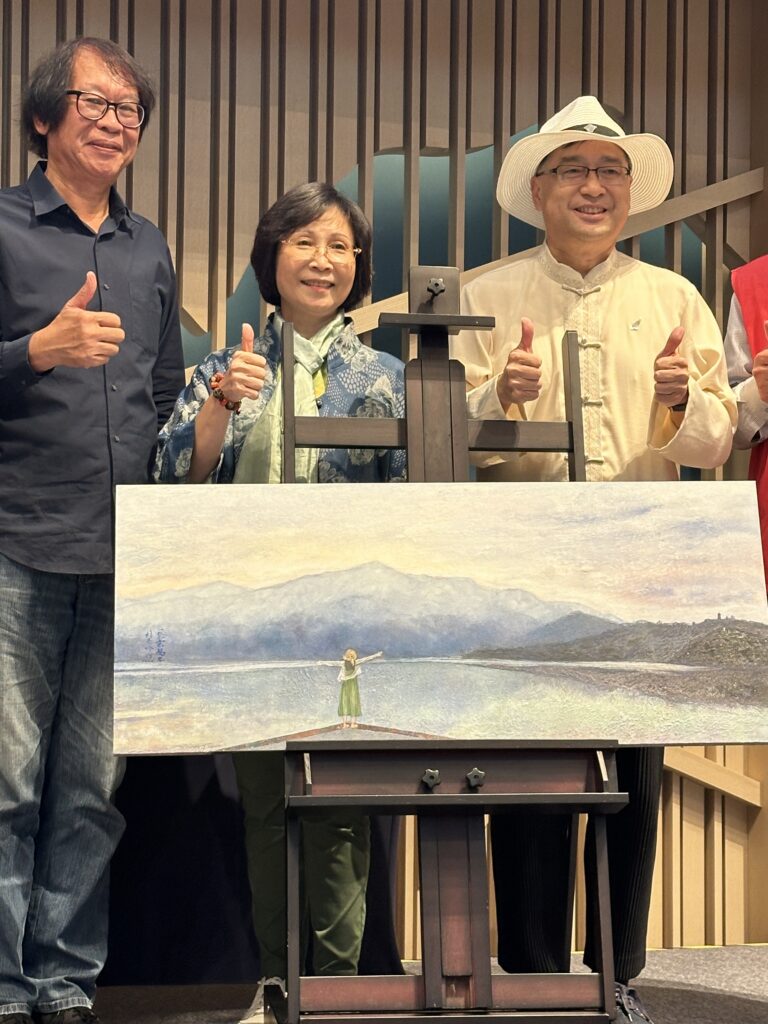 ▲大媒體新聞網董事長辛澎祥(左起)參展藝術家林亮吟老師與力麗觀光董事兼資深顧問蔡宗易為林老師的日月潭山海之作做共同揭幕。(圖/大媒體新聞網 提供)