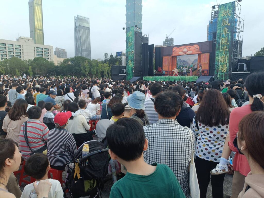 ▲藉由《武松打虎》啟發孩子創新思維及傳達動物保育的觀念，大家看得津津有味。（記者 陳安婷/攝）