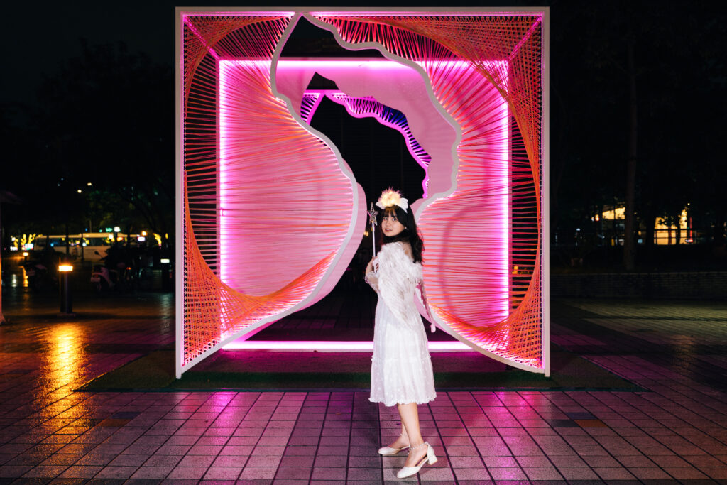 ▲「奇幻百變女王」現身板橋車站東二門，以充滿人文色彩的彩色編織技法融合特殊造型金屬框架形塑出野柳地質公園知名地標女王頭。（圖/新北觀旅局 提供）