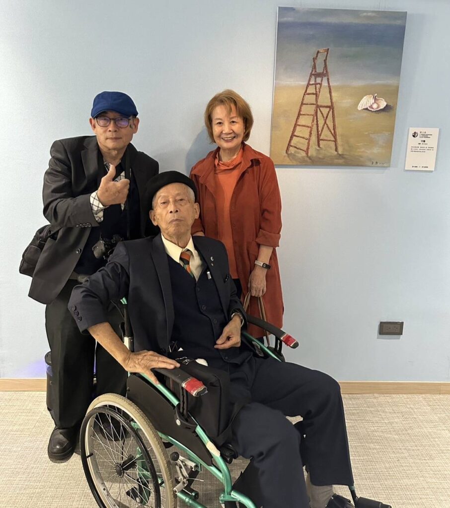 ▲參展藝術家趙宗冠(中)與兒子趙凱文(左)在劉玉燕老師(右)的作品「守護」前開心合影。(圖/大媒體新聞網 提供)