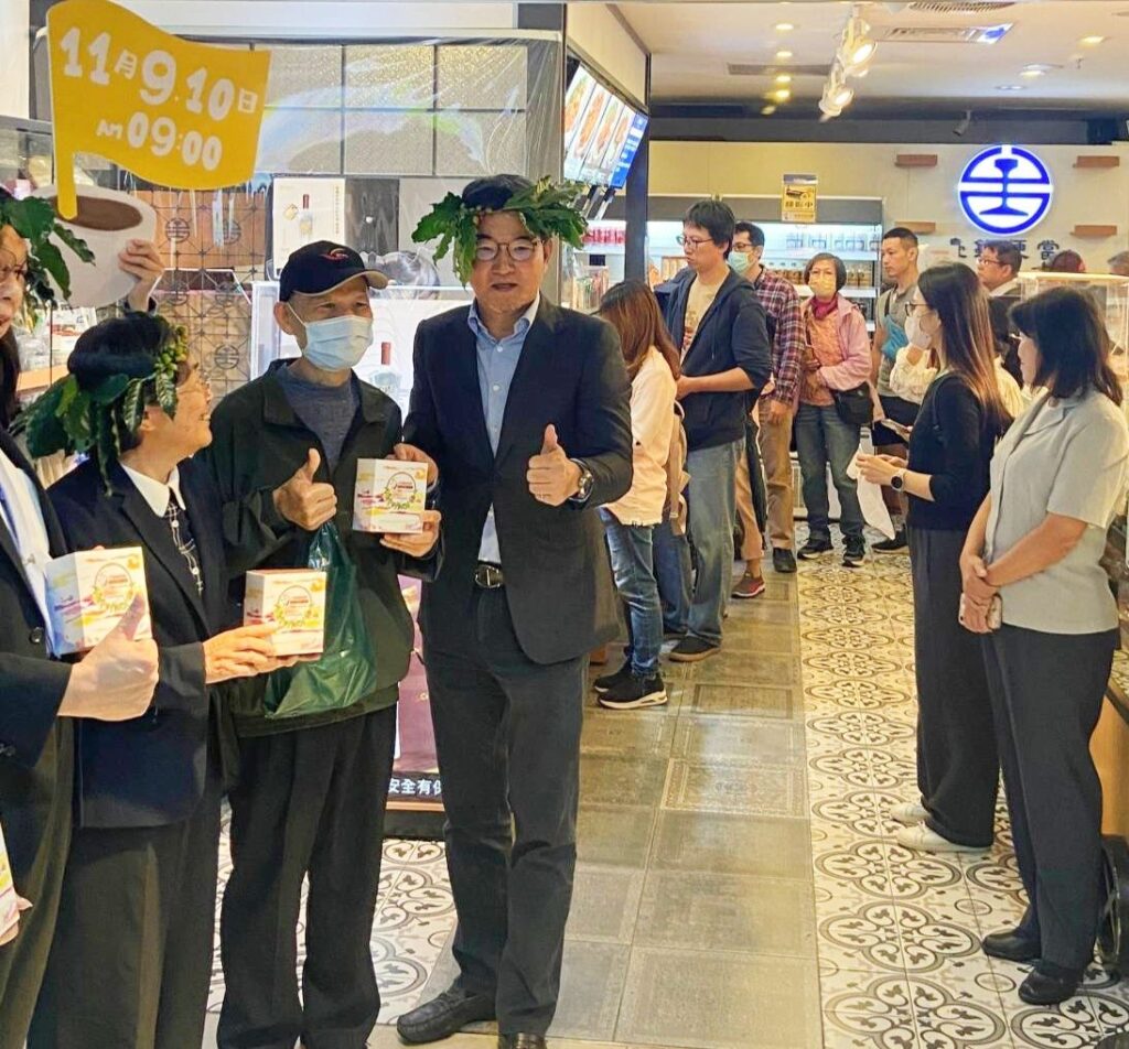 ▲民眾排隊購買臺鐵便當與古坑咖啡,場面熱烈。(圖/古坑鄉公所 提供)