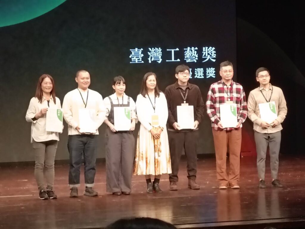 ▲榮獲臺灣工藝獎優選獎的得獎人合影。(記者 辛澎祥/攝)