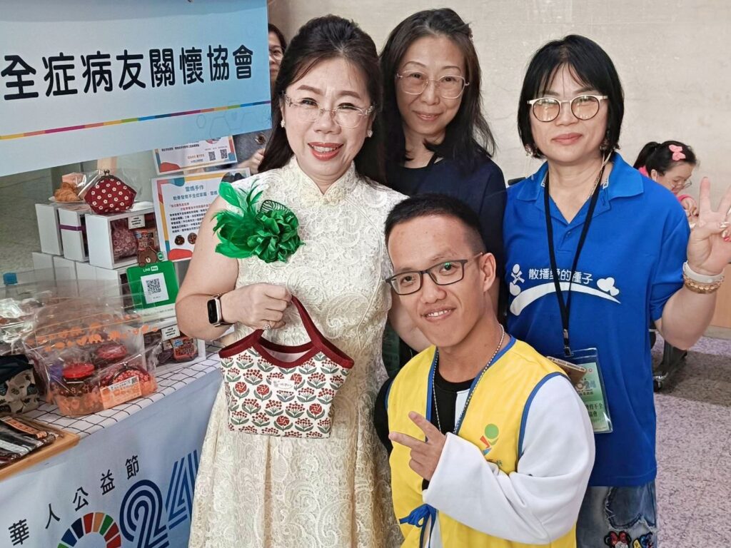 ▲曹蕥蘭董事長（左）為公益活動展現親力親為，義無反顧的決心。（記者 辛澎祥/攝）