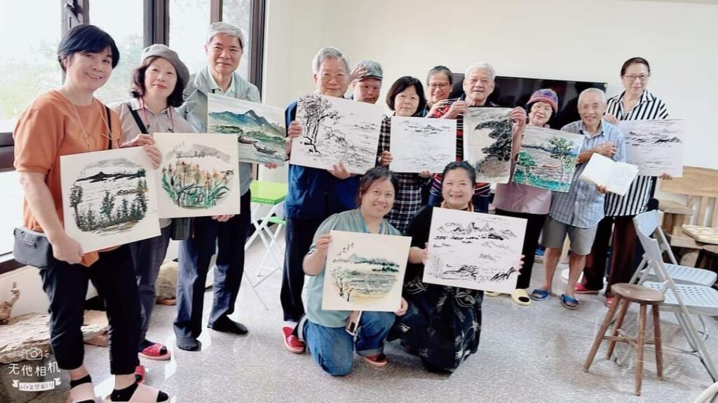 ▲臺東都蘭山畫院院長林永發教授（左四）與畫院幹部老師在金門聯展，開心合影留念。（圖/國立金門大學李奇茂美術館 提供）