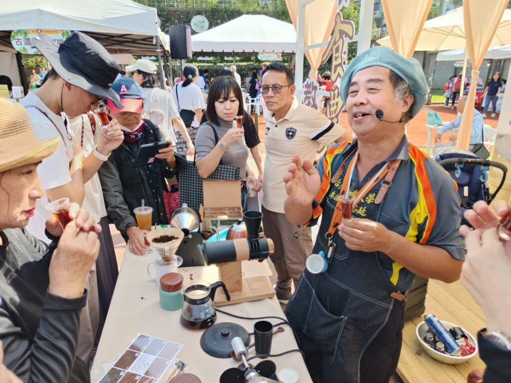 ▲活動現場品嚐咖啡的民眾顯得十分開心。（圖/古坑鄉公所 提供）
