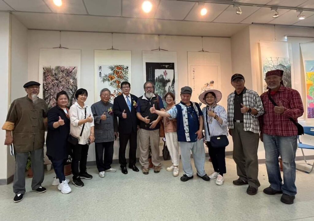 ▲參展藝術家與金門在地藝術家在展場熱絡交流互動。（圖/國立金門大學李奇茂美術館 提供）