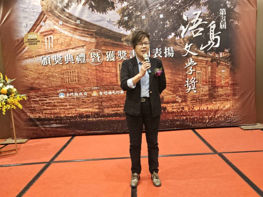 ▲離鄉40載的金門小王子王錦芬(王瑀)以「金門紅」一書獲得浯島文學散文優等獎,5萬元獎金全部捐助「金門文藝」備受讚譽。(圖/金門文化局 提供)