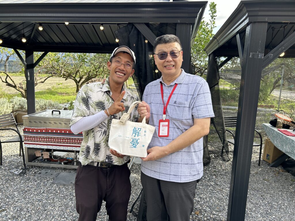 ▲臺鐵董事長杜微(右)參與了此項公益活動。(圖/臺鐵公司 提供)