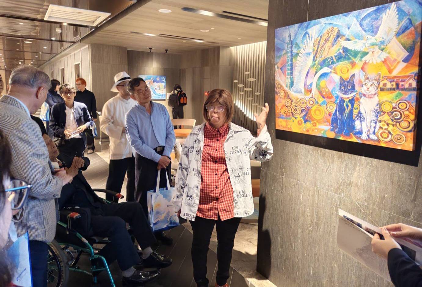 ▲澎湖參展藝術家鄭美珠為出席開幕式貴賓進行導覽,並說明作品創作的過程。(圖/大媒體新聞網 提供)