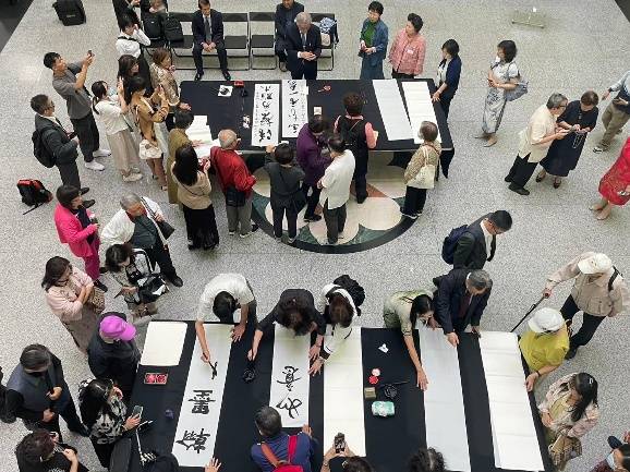 ▲國際蘭亭筆會開幕式活動中，安排現場揮毫交流，也成為書界人士書藝互動的場域。（圖/張炳煌 提供）