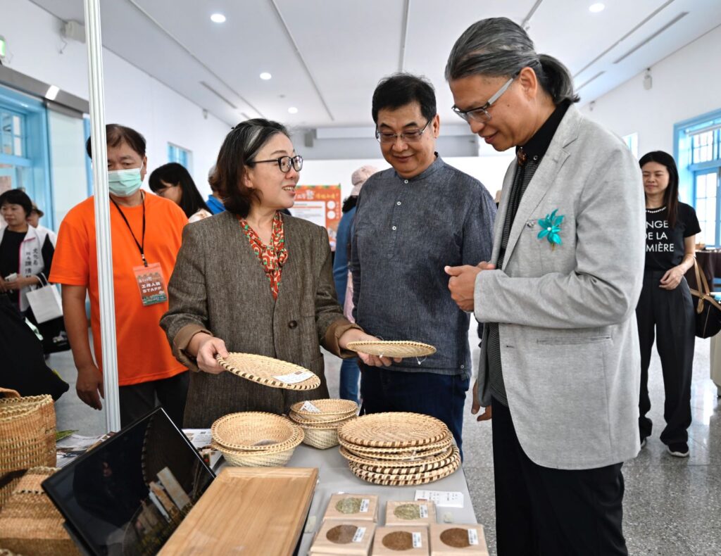 文化部政務次長王時思（左1）與臺灣工藝聯盟總會長陳啟村及工藝中心主任陳殿禮欣賞來自日本福島縣三島町和會津地區的工藝展示。（圖/工藝中心提供）