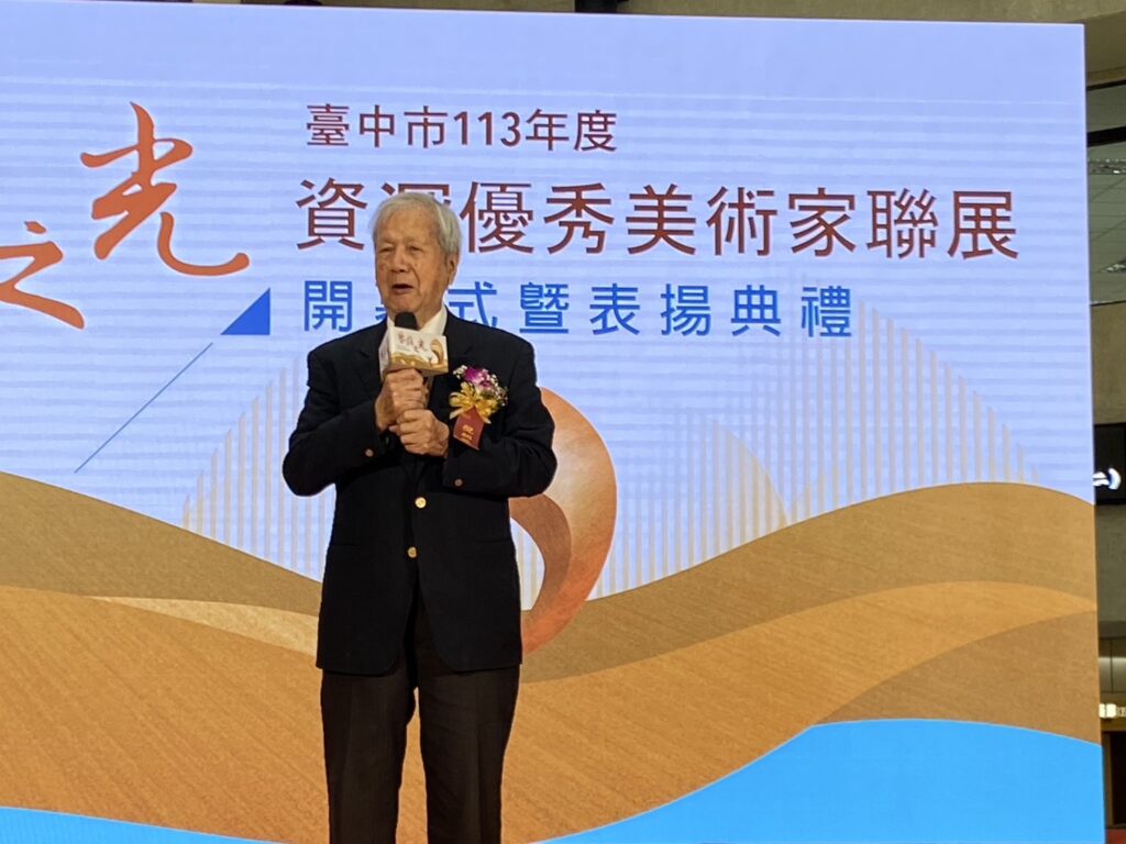 臺中市113年資深優秀美術家倪朝龍致詞。(圖/文化局提供)