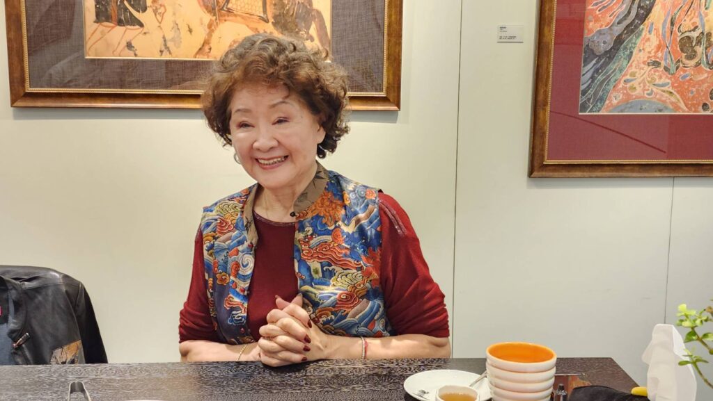 ▲胡克敏紀念館館長李中華,侃侃而談她與胡克敏教授之間的師生情誼,在紀念館美麗雅致的環境中,她享受藝術所帶給她的快樂。(記者 辛澎祥/攝)