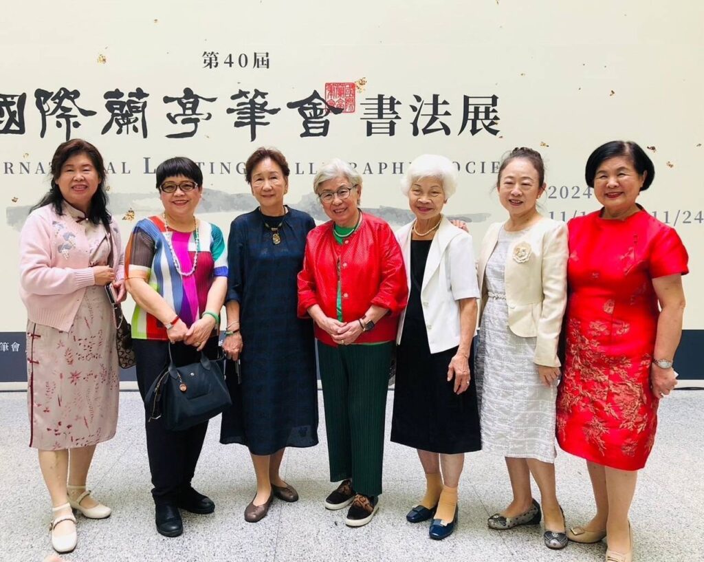 ▲出席開幕式活動的臺灣國際蘭亭筆會的成員，皆為知名的女書法家。（圖/張炳煌 提供）