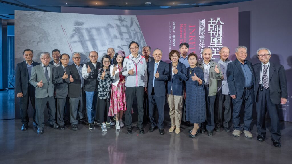 ▲桃園市長張善政（中）推崇書法家張炳煌教授策畫主辦「翰墨無邊-國際書法名家邀請展」好，受到書法界人士的正面肯定。（圖/桃園市文化局 提供）