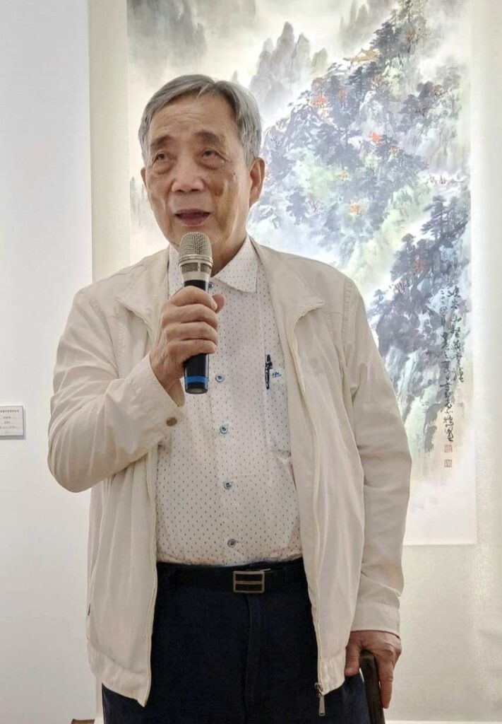 ▲前臺藝大校長黃光男教授出席開幕式，讚賞學會學員的參展作品已臻水準之上。（圖/羅振賢 提供）