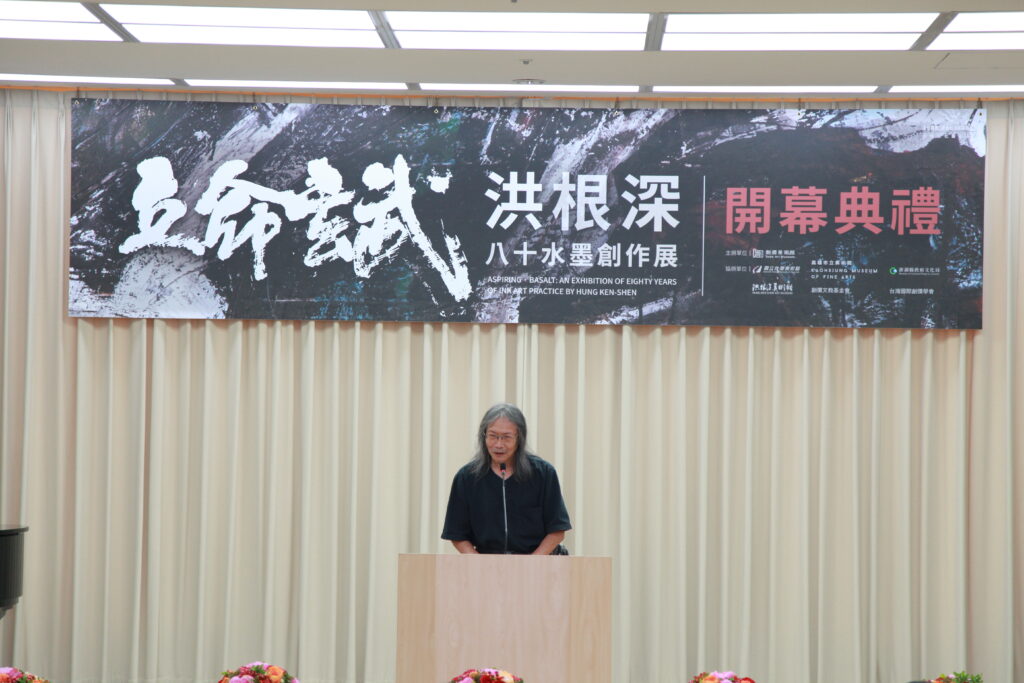 ▲現代水墨畫大師洪根深教授在八十個展開幕式上侃侃而談，陳述邁入人生八十階段的心境與畫境。（圖/創價美術館 提供）