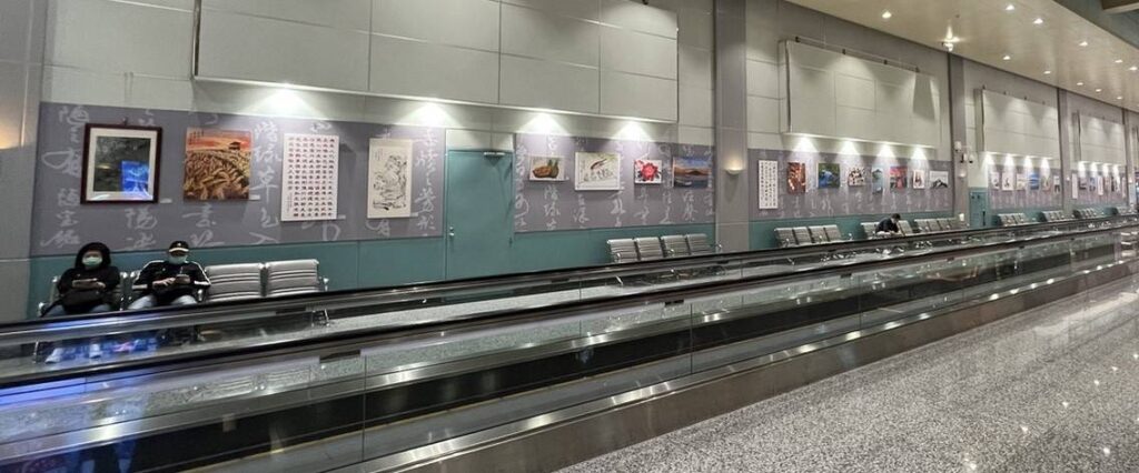 ▲桃園國際機場二航廈展出中的e筆書畫名家邀請展，是由張炳煌教授策畫，采盟文教基金會所協辦，受到往來旅客與民眾的高度矚目。（圖/張炳煌 提供）