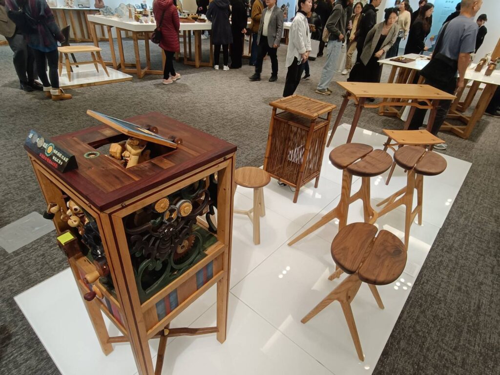 ▲精巧細緻的木工工藝品,在展場令人驚艷。(記者 辛澎祥/攝)